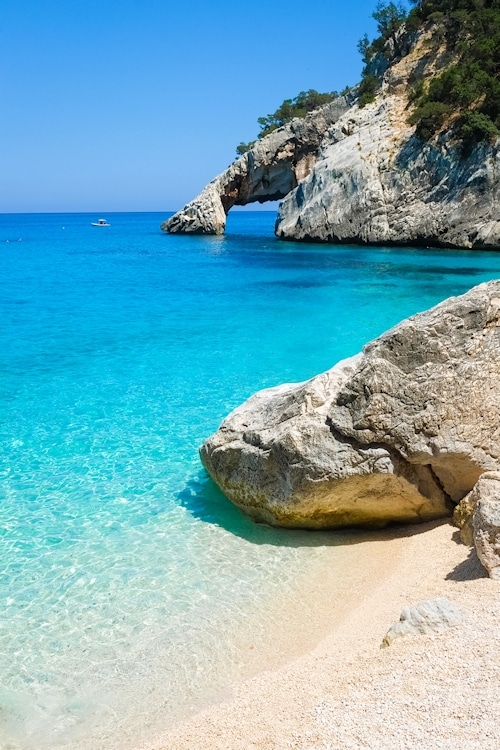 Blaus Meer und Strand auf Sardinien.